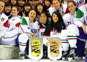 The Japanese women’s U18 national team players celebrate Division I gold in Asiago and will return to the top division. Photo: David Wassagruba